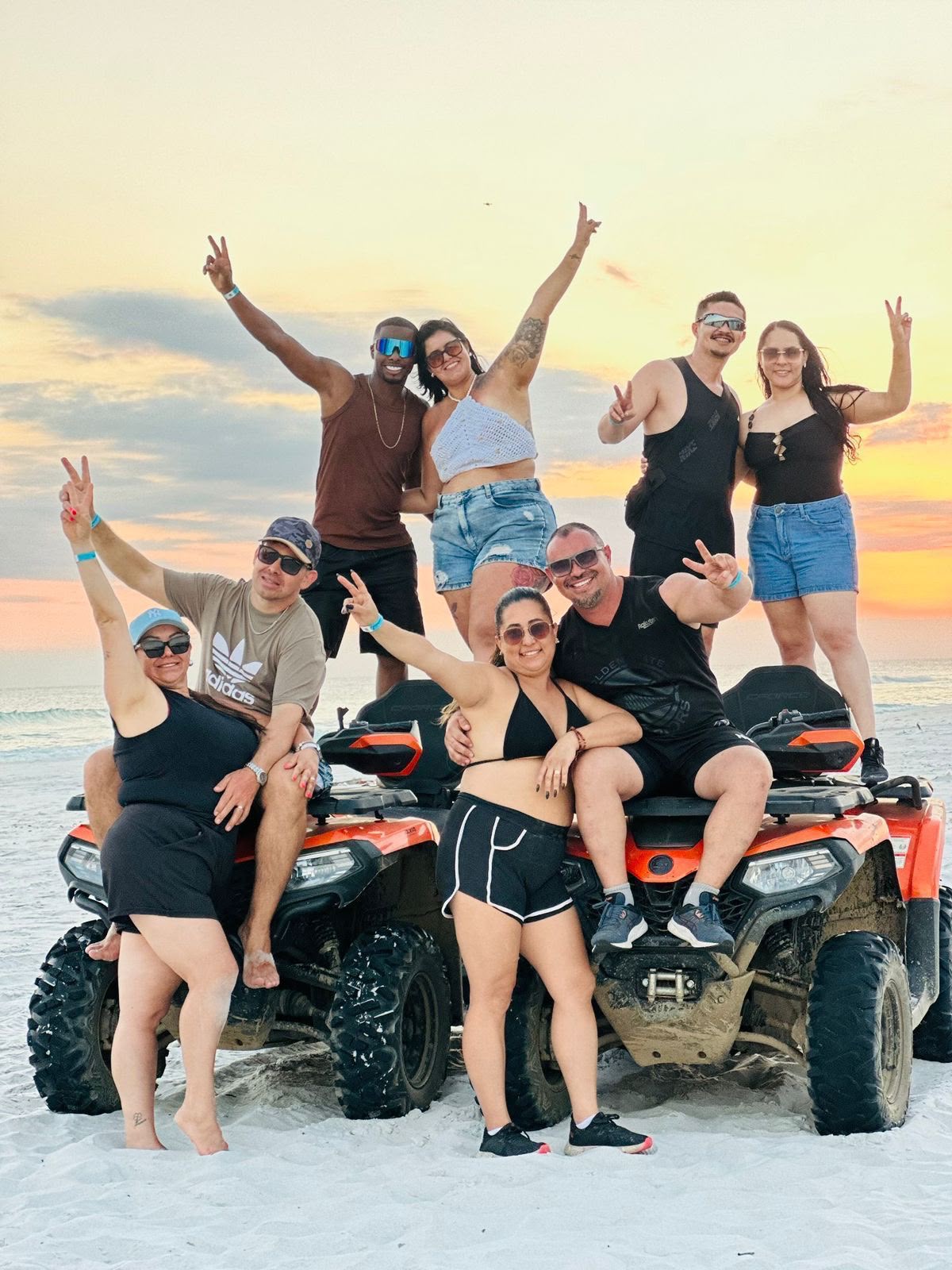 Grupo de amigos no passeio de quadriciclo